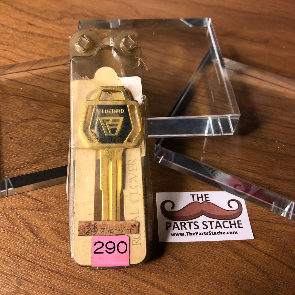 M290 Royal Clover Nissan BLUEBIRD Logo Key (Gold) – The Parts Stache